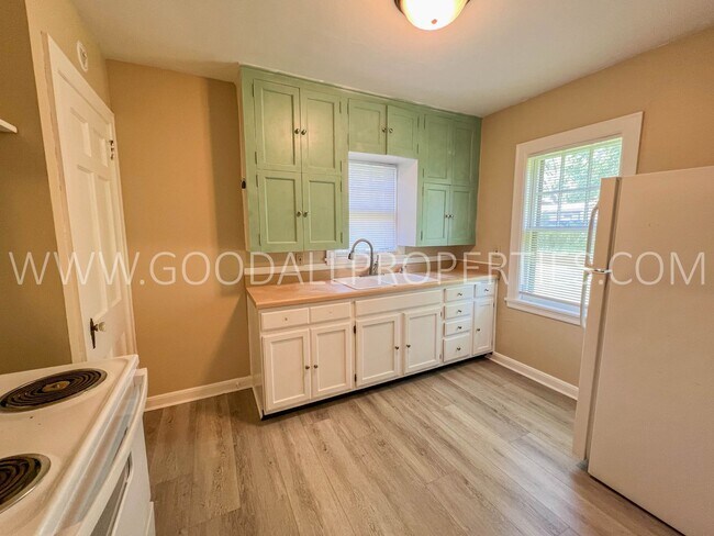 Foto del edificio - 4 Bedroom Brick home in Windsor Heights cu...