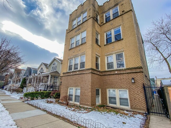 Building Photo - 5058 N Claremont Ave