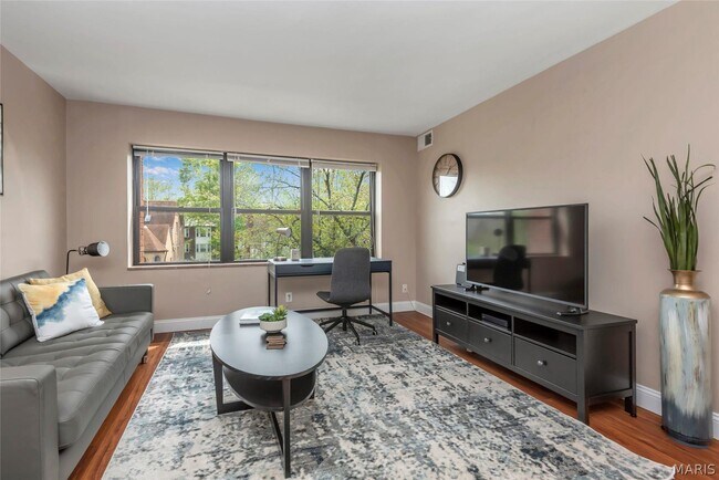 Foto del edificio - 7553 Buckingham Dr