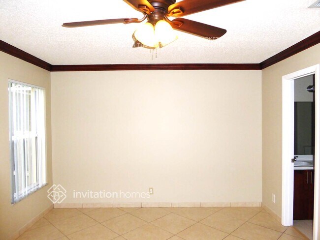 Foto del edificio - 9032 Lake Park Cir S