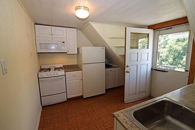 Building Photo - 249 Pleasant St