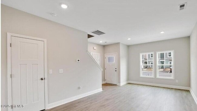 Building Photo - 177 Loren Rd