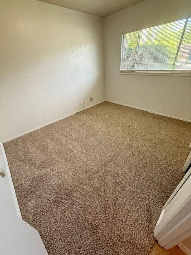 Foto del edificio - Applicants can take advantage of our new Security Deposit & Rent Programs.  Call our office for m...