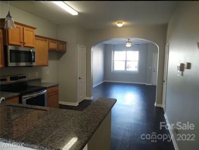 Building Photo - 2 br, 3 bath Townhome - 12653 Persimmon Tr...