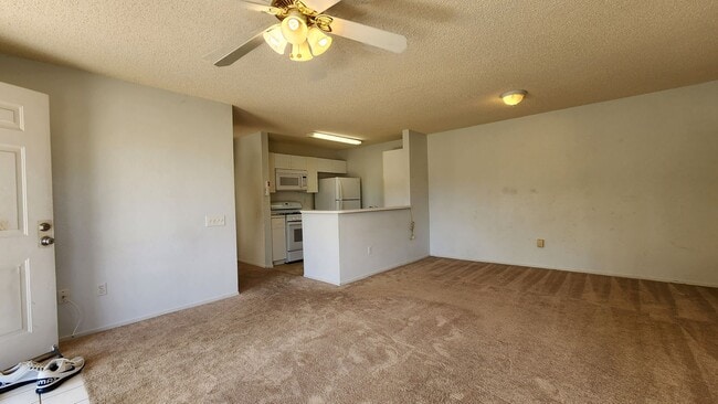 Foto del edificio - 2 Bedroom, 2 bath, 2 parking Bottom Floor TH Unit in Ewa Beach