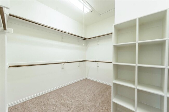 Building Photo - 555 Waterloo Dr