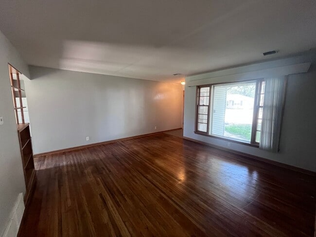 Building Photo - 3 Bedroom / 1 Bath House
