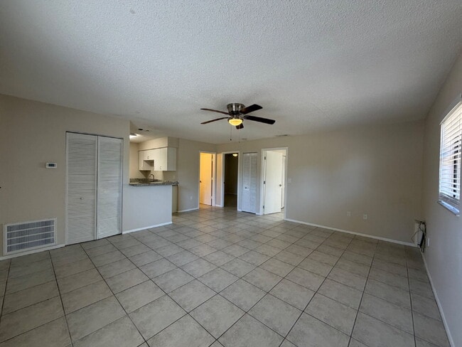 Building Photo - "Charming 2-Bed Retreat with Granite Finishes”