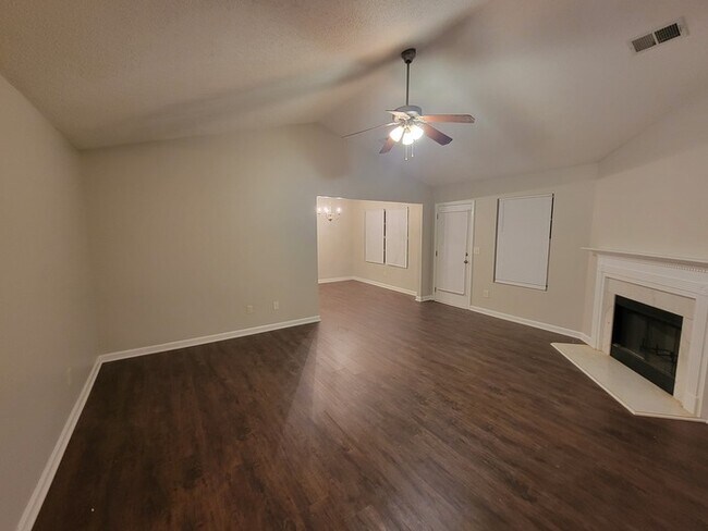 Foto del edificio - COMING SOON: Renovated 3BR 2BA Home w/ 2-Car Garage • Updated Kitchen • Large Garden Tub in Griffin