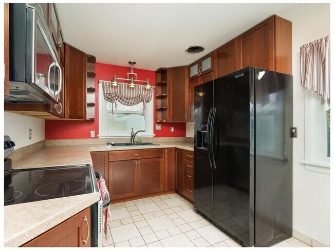 Foto del edificio - 6 Bedroom Home with Garage and Fenced Yard