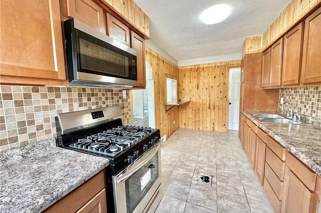 Building Photo - 2303 Maple St