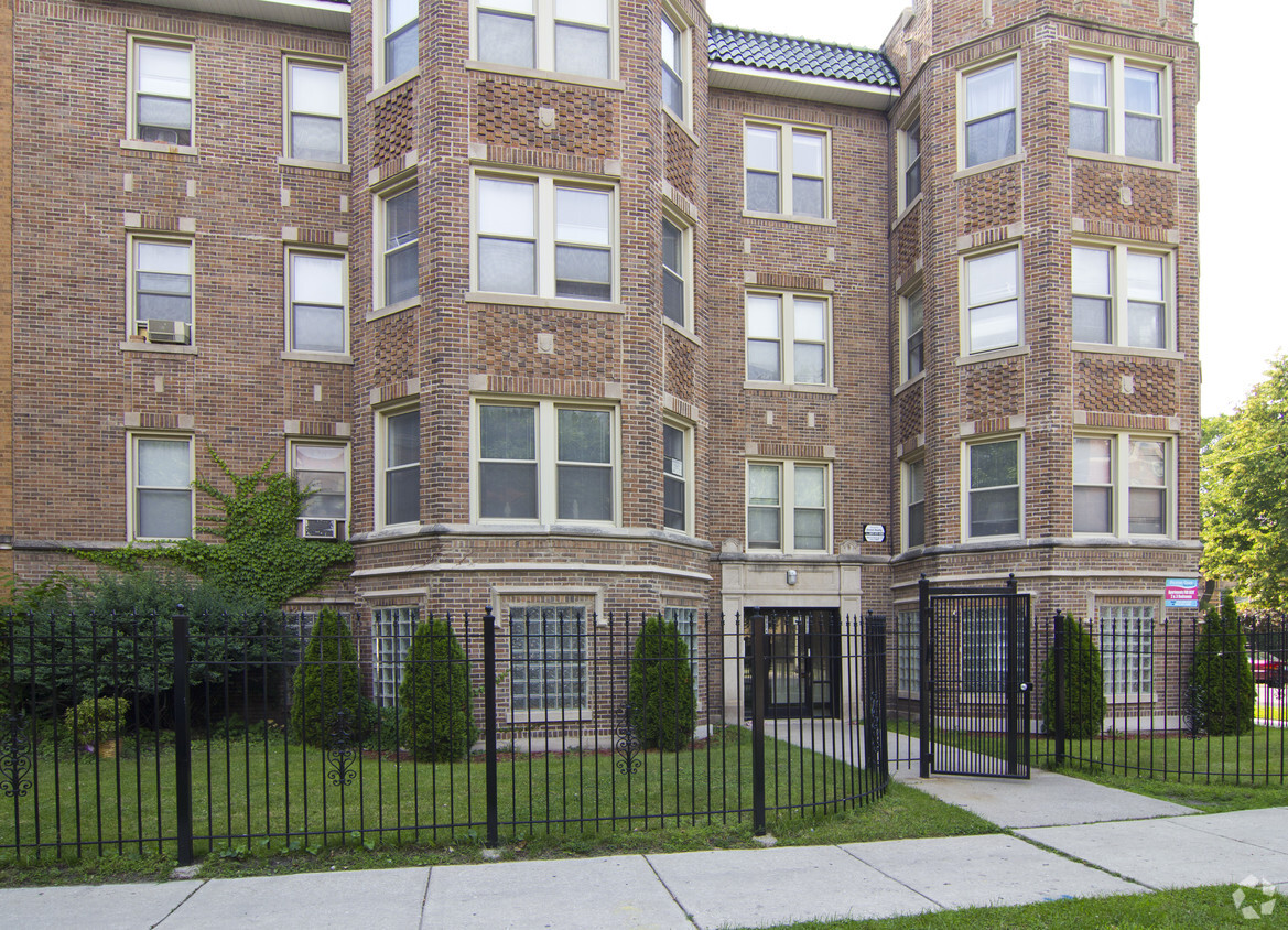 Building Photo - 6800 S Paxton Ave