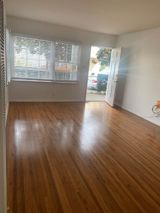Foto del edificio - 8752 Guthrie Ave