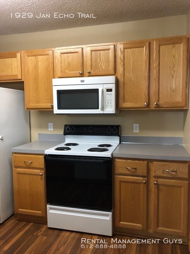 Foto del edificio - Very Nice 2 Bedroom Townhome - In Unit Lau...