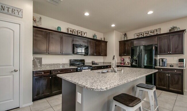 Foto del edificio - Popular 4 bedroom Model available June 1st!