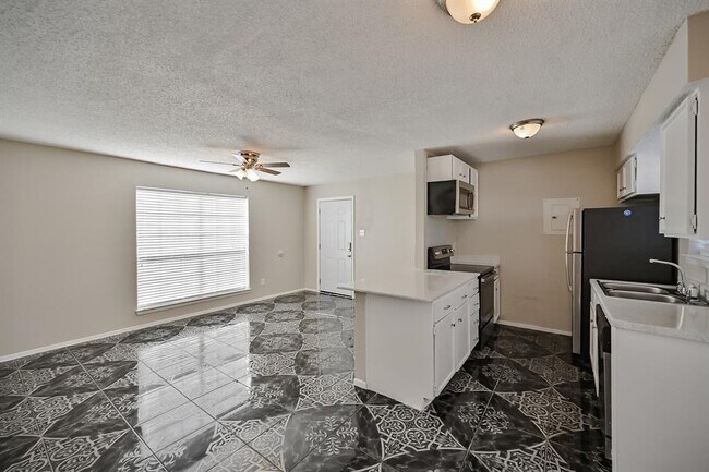 Building Photo - 8000 Cambridge Cir