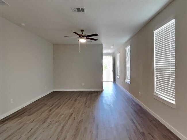 Foto del edificio - 2411 Foster Hl Rd