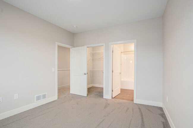Building Photo - The Summit at Harvey Townhomes