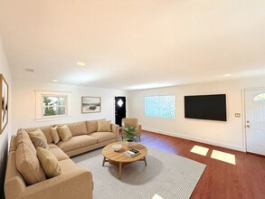 Building Photo - 4447 Lockwood Ave