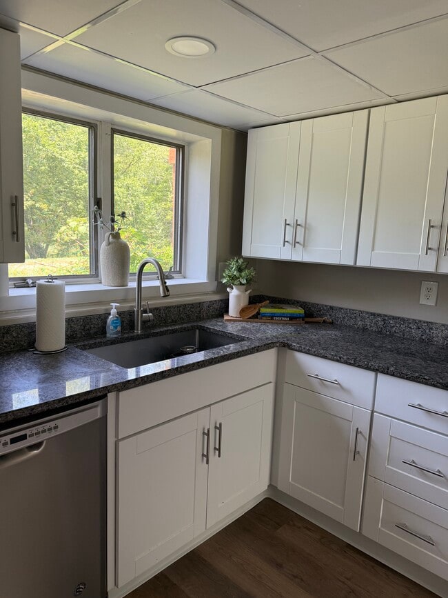 Foto del edificio - 200 Maple Rd