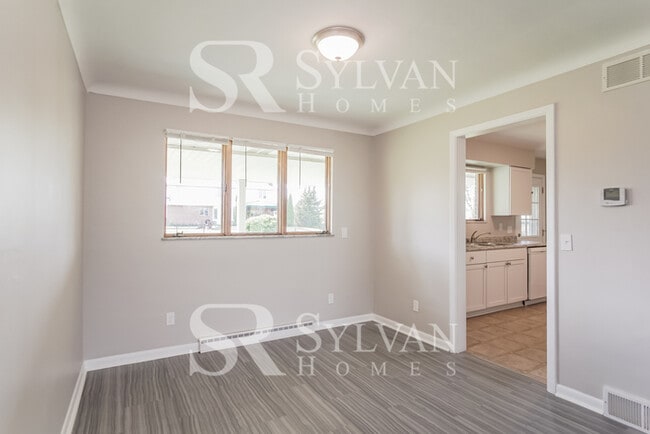 Building Photo - Feel welcome and comfortable in this lovel...