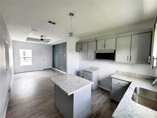 Building Photo - 2808 Rosemary Dr