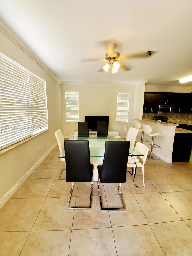 Foto del edificio - 8163 NW 115th Ct