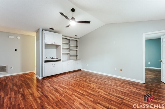Building Photo - 180 Oak Dr