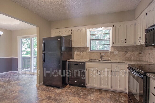 Foto del edificio - 7808 Woodson Rd