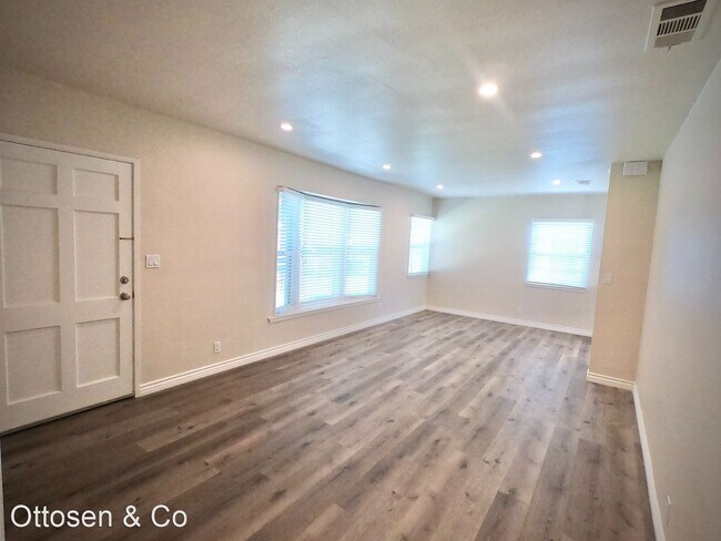 Building Photo - 4 br, 2 bath House - 212 W ATARA ST