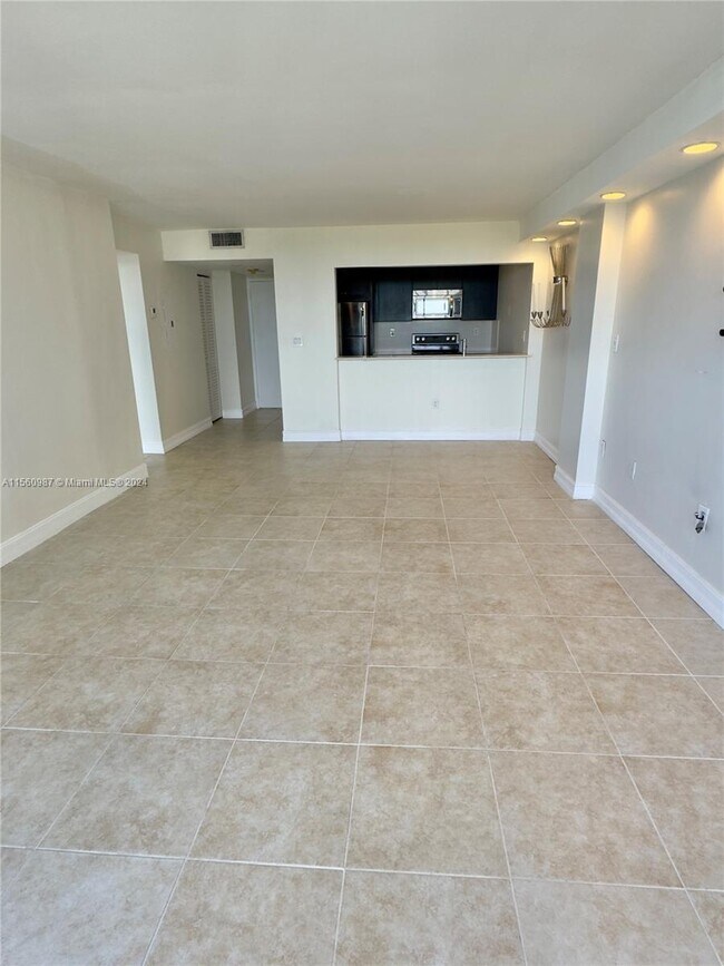 Foto del edificio - 600 NE 36th St