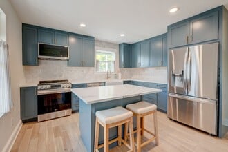 Building Photo - 705 Haller St NE