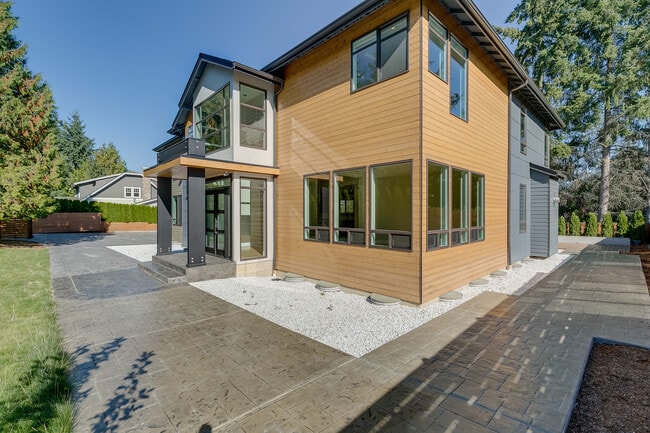 Building Photo - Luxurious & Contemporary 5 bed home in Red...