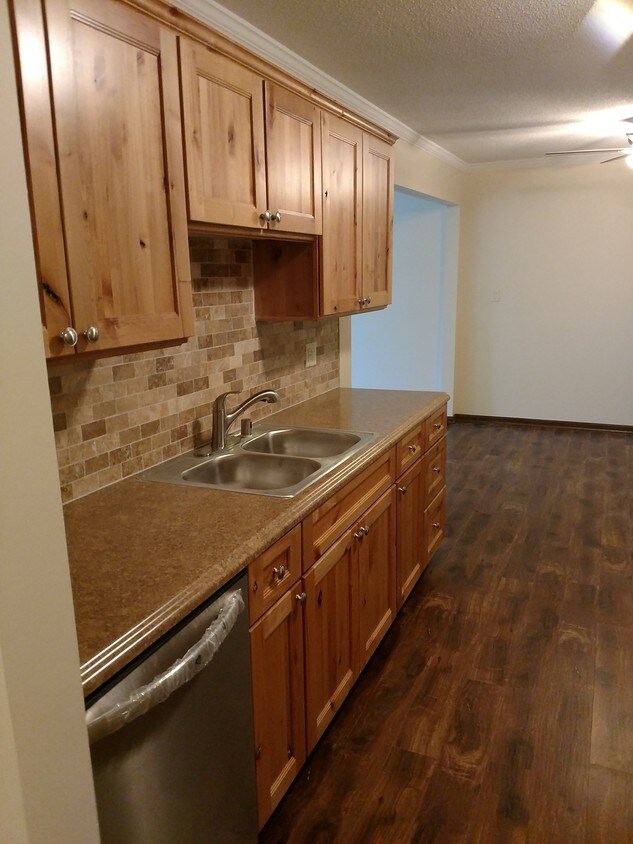 Kitchen/Dining View 1 - 2076 Chateau Ct