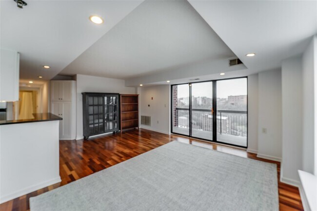 Building Photo - 700 1st St