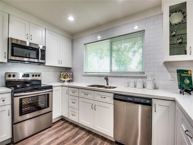 Building Photo - 3531 Hacienda Dr