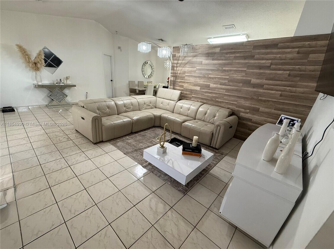 Foto principal - 18800 NW 84th Ave