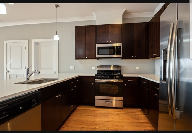 3bd/2bth apartamento - 4812 W Montrose Ave