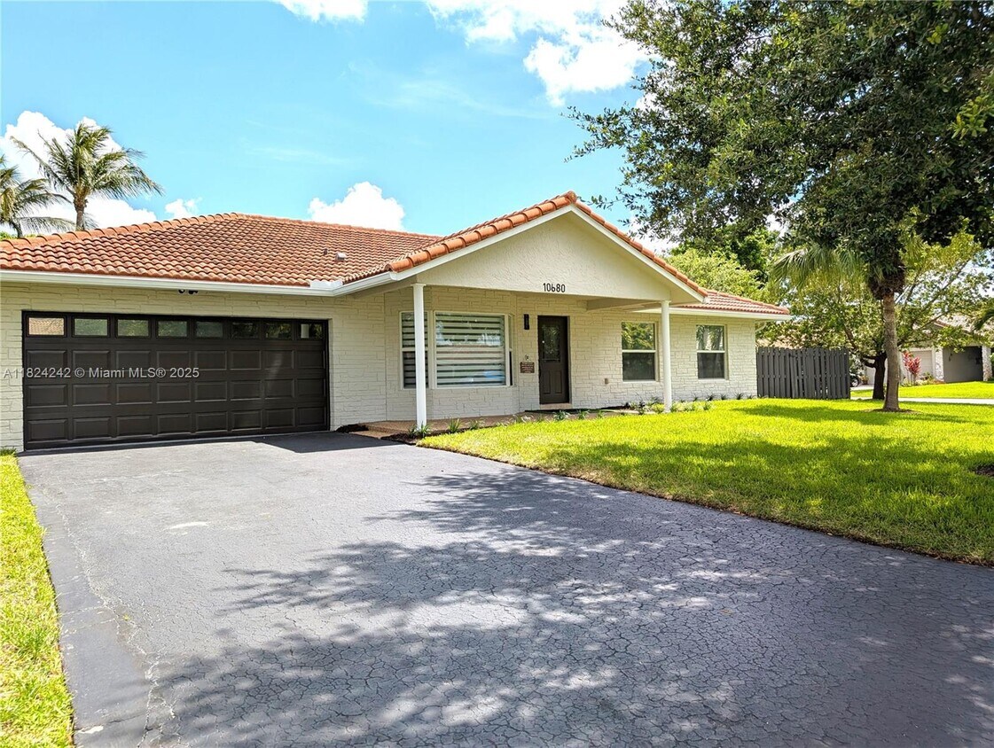 Foto principal - 10680 NW 6th Ct