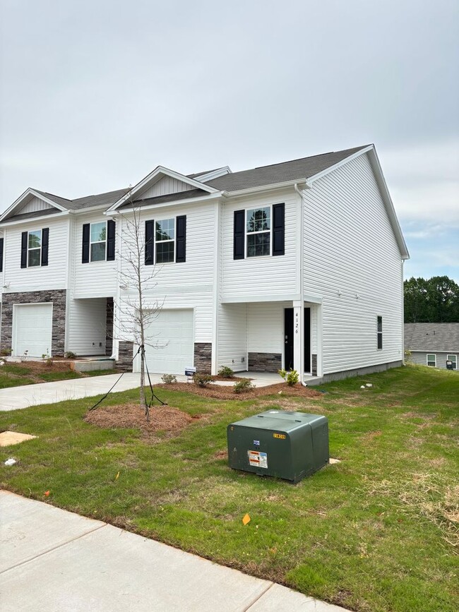 Foto del edificio - Brand New End-Unit Townhome in Charlotte!