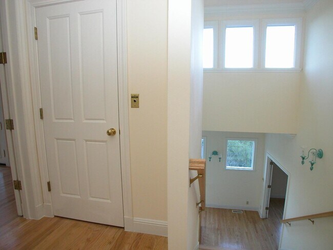 Building Photo - 15 Oak Tree Pl