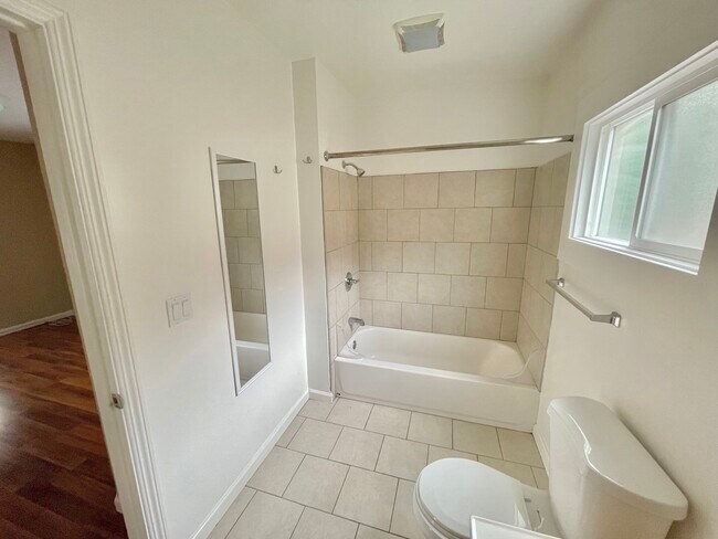 Building Photo - 2314 Bonar St