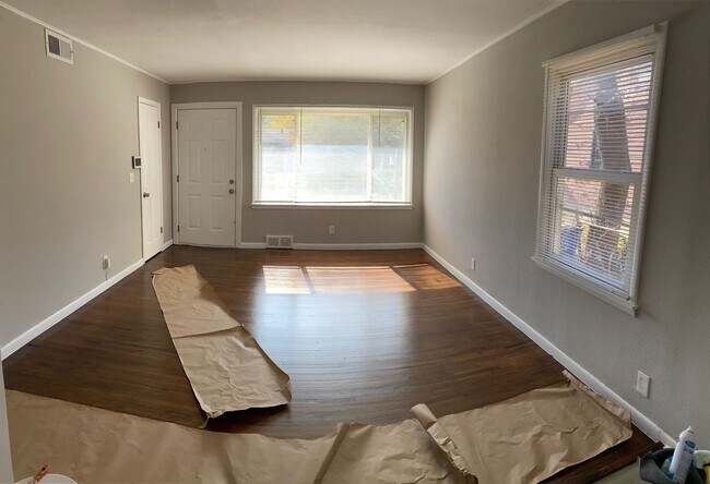 Building Photo - Fully Remodeled 2 Bedroom 1 Bathroom Home