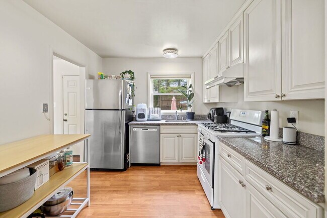 Foto del edificio - Affordable, Spacious AND Convenient Walk t...