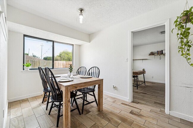 Building Photo - 10735 Sagecanyon Dr