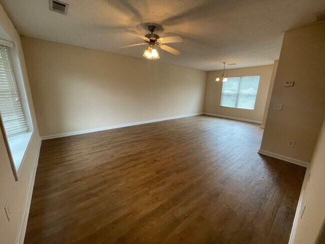 Foto del edificio - PRE-LEASING FOR AUGUST 2025!  1/2 OFF SECU...