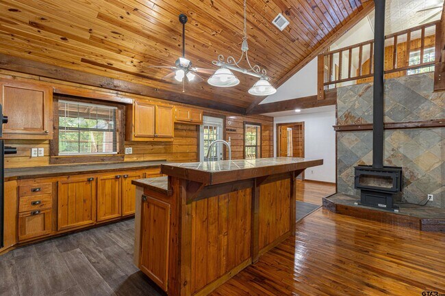 Foto del edificio - 18737 Saddleback Ln