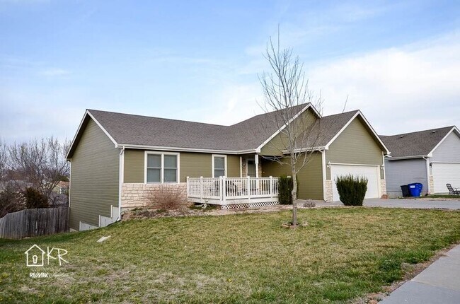 Foto del edificio - FENCED BACKYARD, CLOSE TO FT. RILEY!