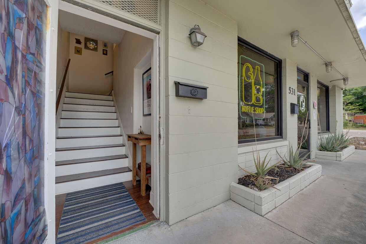 Primary Photo - Lake Ivanhoe, Upstairs Apartment