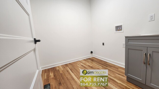 Building Photo - Newly renovated, Modernized 3/2 Home Avail...